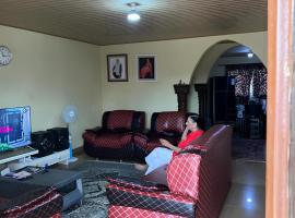 Yogi Home Stay Near Freetown Airport، فندق في فريتاون