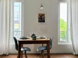 A terrace in the sun, cozy flat in Asnières