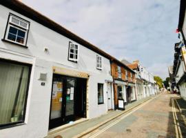 Apartment with Roof Terrace - Centre of Yarmouth, hotel em Yarmouth