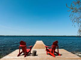 Tanglewood - Large Waterfront Home in PEC, casa de campo em Waupoos