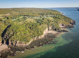 Victoria Beach 에 위치한 호텔 MareGold Centre - Juniper Cabin and Rose Cabin