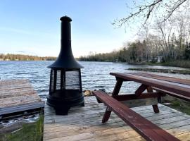 Archie's Lakeside Cabin, шале у місті Вулфвілл