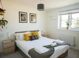 Central Eco Apartment - 2 Parking Spots, Fast Wi-Fi & Workspace - NEW BUILD HOME