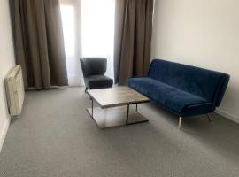 Beautiful-2 bedroom Apartment, 1 bathroom, sleeps 6, in greater london (South Croydon). Provides accommodation with WiFi, 3 minutes Walk from Purley Oak Station and 10mins drive to East Croydon Station, hotel a Purley