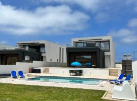 Luxury villas with heated pool & panoramic ocean & valley views, ξενοδοχείο σε Sao Martinho do Porto