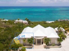 King Bedroom Suite at ParadiseOneVilla Turks and Caicos Islands، فندق في بروفيدنسياليس