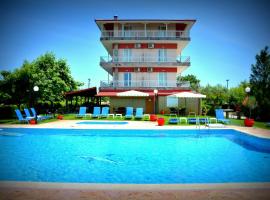 Denis Hotel and Bungalows, hotel u gradu Korinos