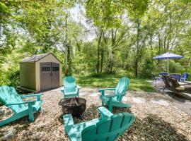 Steps to Lake Michigan Beach Gary Vacation Rental, hotel i Gary