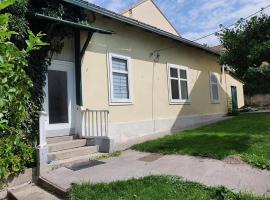 Charmantes Haus mit Terrasse und großem Garten, prázdninový dům v destinaci Langenzersdorf