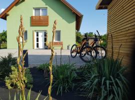 Holiday Home Znojmo w/ Wellness & Wine, hotel v Znojme