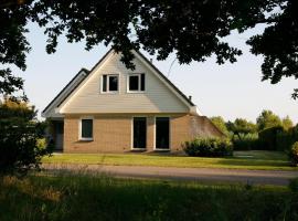 Lush holiday villa at lovely location in Zeewolde, hotel in Zeewolde