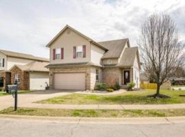 Spacious home across from Louisville in New Albany, hotel i New Albany