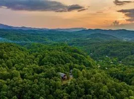 Panorama Mountain View Cabin, Less than 10 miles from Gatlinburg and Dollywood, Dog Friendly, 6 Bedrooms Sleeps 17, Fire Pit, HotTub, Washer Dryer, Fully loaded Kitchen, GameRoom with a TV, Pool Table, Arcade, Air Hockey, and Foosball