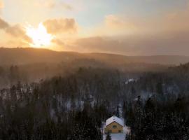 Chalet aux mille étoiles near Mt-Tremblant with Hot Tub、La Conceptionのホテル