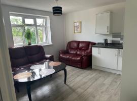 Lovely 2 bedroom Flat at Palm Court in Bournemouth,5 minutes away from beach, whole flat is yours for the time you stayed, hotell sihtkohas Bournemouth