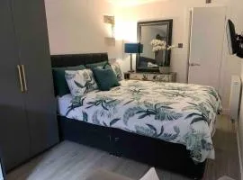 Private entrance 1 bed studio Salford - Perfect location for Concerts, RHS Gardens, Manchester City Centre and Salford Quays