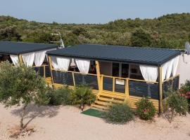 Beachhouse Smiley, hotel in Tisno