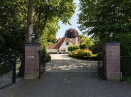 Stylish villa 12p with private pool in the Veluwe, hotel Garderenben