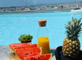 NEW 2BD Apt with Shared Rooftop Pool, hotel em Atenas