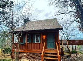 Eureka Springs में Eagle Crest cabin, White river view with hottub, cabin