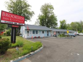 Brookside Inn & Cottages، موتيل في ساكو