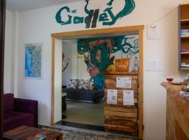 The Galley Party Hostel, hotel na plaži u gradu Skadar