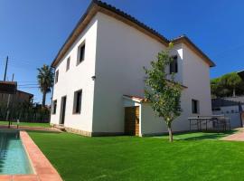 CASA CENTRO DEL PUEBLO CON PISCINA PRIVADA, villa en Sant Vicenç de Montalt