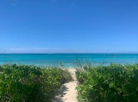 Beach'nBarefoot (Love Beach) - nestled on the beach, hotel vicino alla spiaggia a Orange Hill