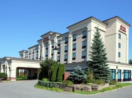 Hampton Inn & Suites Laval، فندق في لافال