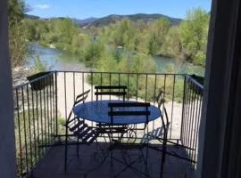 Bambou lodge anduze, les pieds dans l'eau