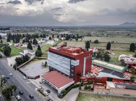 Suites Inn la Muralla Hotel & Spa: Toluca şehrinde bir havuzlu otel