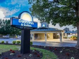 Days Inn & Suites by Wyndham Colonial