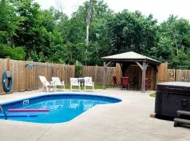 Niagara Falls Villa with Private pool, hottub, water view and Breakfast