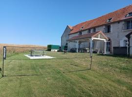 Chambre d'hôtes Le Domaine des Hirondelles, hotel cu jacuzzi-uri din Champcenest