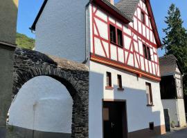 Fachwerk-Romantik 1 an der Mosel โรงแรมในทรัยส์-คาร์เดิน