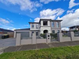 Stylish House in Geelong for Large Family or Group