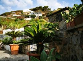 Lunaponzese-Ponza centro, hótel í Ponza