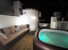 "Rooftop One" jacuzzi - plein sud - 2 chambres sur les canaux, Hotel in Empuriabrava