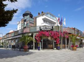 Hotel Mistral, khách sạn ở Nesebar