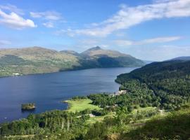 Loch Lomond Holiday Park، مكان تخييم فخم في Inversnaid