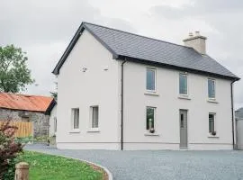 Killarney Old School Road sleeps 6