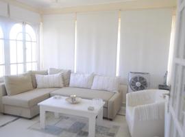 Spacious Beach Vacation House, villa em El Alamein