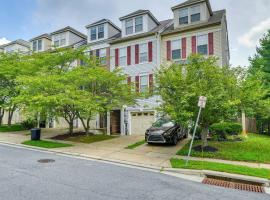 Owings Mills Townhouse 8 Mi to Liberty Reservoir!, khách sạn ở Owings Mills