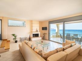 Spacious beachfront maisonettes with stunning views & a private beach、モネンバシアのホテル