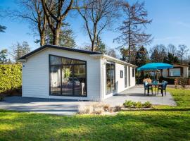 Well-kept chalet in the middle of De Veluwe, hotel a Ede