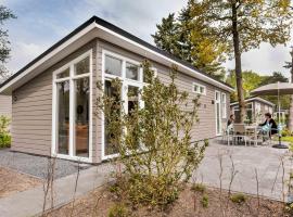 Modern chalet in Park De Veluwe, khách sạn ở Beekbergen