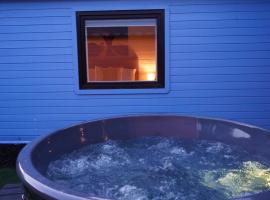 West Wicklow Glamping with Hot Tub, glàmping a Baltinglass