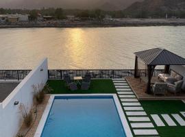 Great Escape for family and friends 4BR Villa with Private Pool and Sea View, hotel v destinácii Fujairah