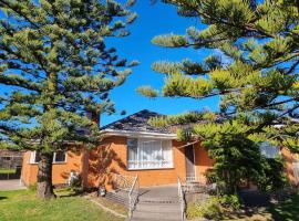 Two Pines, whole home in Tullamarine near airport!, hótel í Melbourne