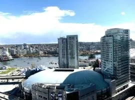 Downtown 3br/2ba+Views+Skytrain+Free Parking